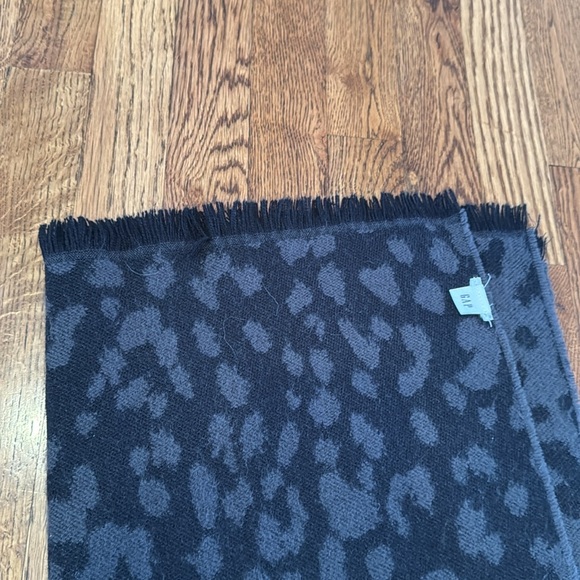 Gap Women’s Black Leopard Print Reversible Scarf - Picture 3 of 6